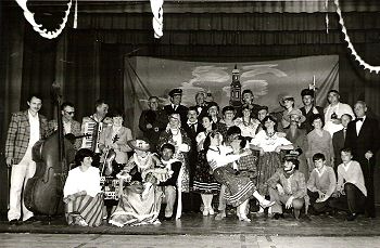 Amatorski Zespół Teatralny w sztuce „Królowa Przedmieścia” z 1986 r., foto A. Iwański